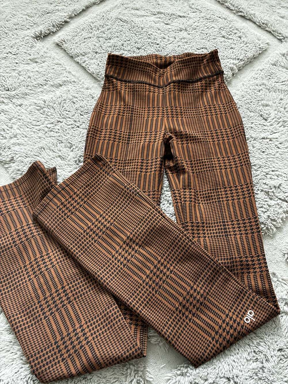 Alo Yoga Airlift High-Waist Elongated Legging in Houndstooth Brown